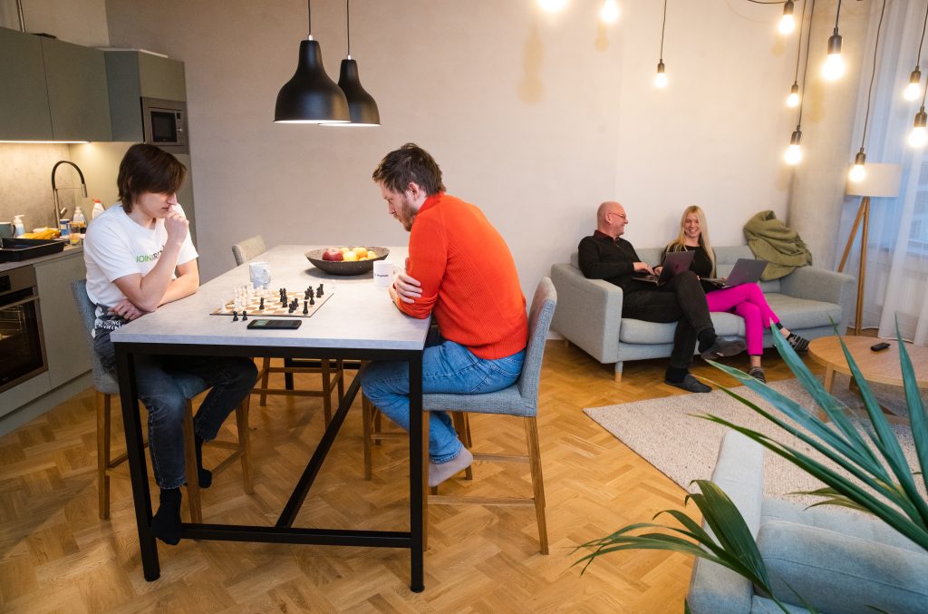 Progmatic office chess game